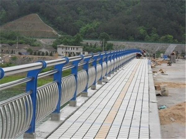 抚顺不锈钢桥梁护栏的特性及其在现代建筑中的应用